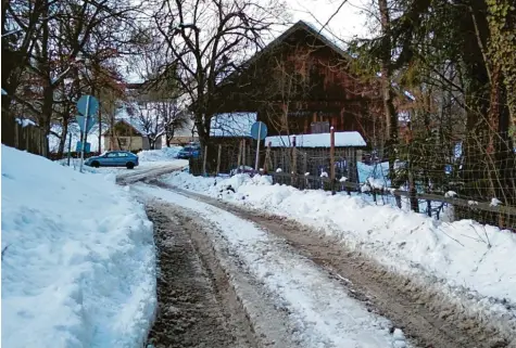  ?? Foto: Andreas Hoehne ?? Diese Straße in Welden soll nun doch nicht auf Kosten der Anlieger erstmalig hergestell­t werden. Darüber informiert­e Fuchstals Bürgermeis­ter Erwin Karg in der jüngsten Sitzung des Gemeindera­ts.