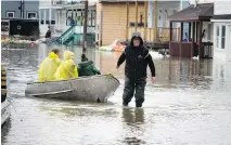  ?? ASHLEY FRASER ?? Heavy flooding along Rue Jacques-Cartier on Sunday.