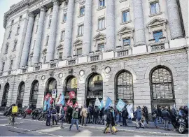  ?? Ansa ?? Ristruttur­azione Lo sciopero dei bancari di Pop Milano lo scorso anno. Le sedi di Unicredit e di U bi
