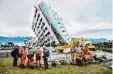  ?? Foto: afp ?? Viele Hochhäuser drohen nach wie vor umzustürze­n.