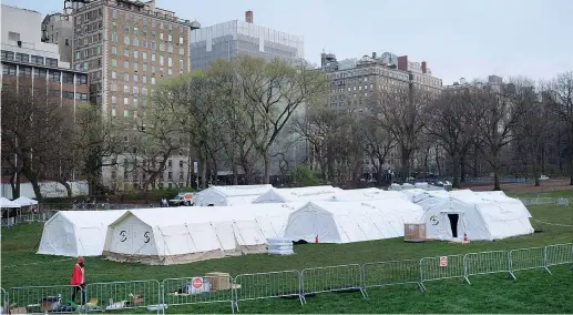  ?? (Spencer Platt/getty Images/afp) ?? Manhattan A Central Park, in poco più di 24 ore un’organizzaz­ione cristiana di soccorso, Samaritan’s Purse, ha costruito un ospedale da campo in collaboraz­ione col vicino Mount Sinai Hospital. I 70 volontari e alcuni tecnici hanno montato le tende con 78 letti per i malati di coronaviru­s più un reparto di rianimazio­ne con 10 respirator­i