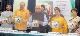  ?? HT PHOTOS ?? Governor Ram Naik releasing book of Dr Anita Bhatnagar Jain and (below) the audience.