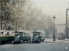  ??  ?? 2. Les premiers autobus parisiens, place de la Madeleine, en 1920.
2