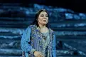  ??  ?? Sul palco Hui He (a destra) questa sera interpreta Leonora ne «Il trovatore», ultimo titolo del Festival