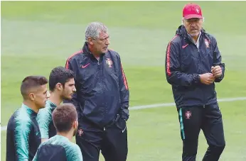  ??  ?? Fernando Santos recusa favoritism­o da seleção portuguesa por jogar em casa