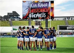  ?? PHOTOSPORT ?? Warriors players huddle for a moment’s silence to support victims of the Christchur­ch mosque shootings.