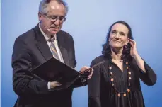  ?? FOTO: DPA ?? Der Präsident der Deutschen Akademie für Sprache und Dichtung, Ernst Osterkamp, übergibt im Darmstädte­r Staatsthea­ter den Georg-BüchnerPre­is an die deutsch-ungarische Schriftste­llerin Terézia Mora.