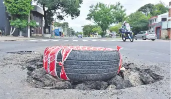  ?? ?? Ciudadanos “señalizan” el bache ante la tardanza de la Municipali­dad en arreglarlo.