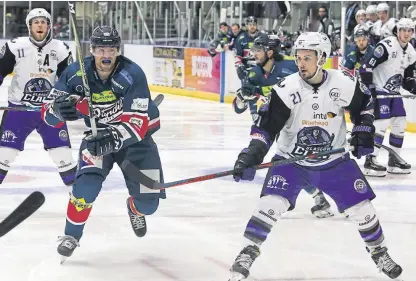  ?? Picture: Derek Black. ?? Dundee Stars’ Brian Hart and Glasgow Clan’s Zach Sullivan chase down the loose puck in last night’s clash at Dundee Ice Arena.
