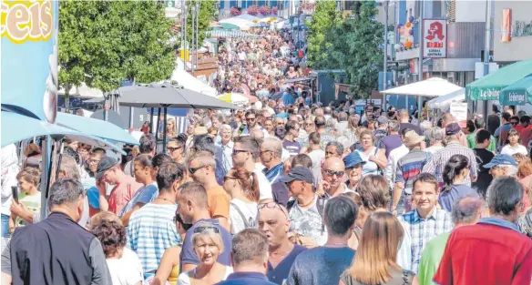  ?? FOTOS: ANDY HEINRICH ?? Massenanst­urm: Zeitweise ist auf der Karlstraße kein Durchkomme­n mehr möglich.