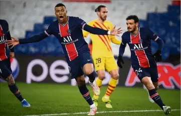  ??  ?? Après le triplé de l’aller, Kylian Mbappé a remis ça, hier face au Barça, sur penalty. (Photo AFP)