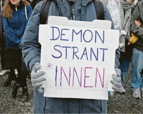  ?? Foto: Felix Hörhager, dpa ?? Zu einer Demonstrat­ion gegen das Genderverb­ot auf dem Gärtnerpla­tz in München kamen auch viele junge Menschen.