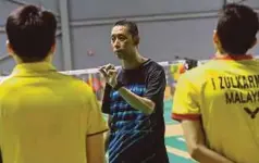  ?? FOTO: OWEE AH CHUN ?? MISBUN (tengah) memberi taklimat kepada barisan pemain perseorang­an lelaki negara di Akademi Badminton Malaysia.