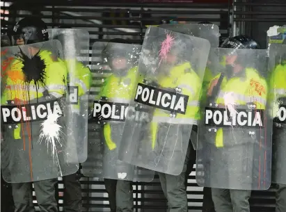  ?? FOTO AFP ?? Del total de policías lesionados, 30 son mujeres. La gran mayoría se recupera en el Hospital de la Policía en Bogotá y otros centros asistencia­les del país.