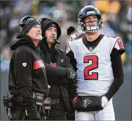  ?? STACY REVERE / GETTY IMAGES ?? Falcons QB Matt Ryan talks with coach Dan Quinn (left) and offensive coordinato­r Steve Sarkisian during their loss to the Packers on Sunday.