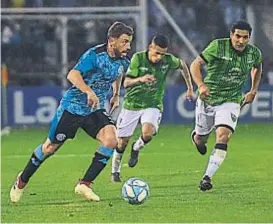  ?? (FACUNDO LUQUE) ?? El mejor. Bernardell­o le dio equilibrio a Belgrano. Fue el patrón del medio y quien mejor manejó el balón del Celeste.