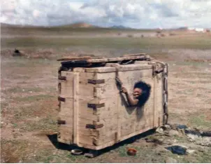 ?? ?? Stéphane Passet a photograph­ié contrées et peuples mal connus au début du xxe siècle, notamment en Mongolie avant son indépendan­ce.