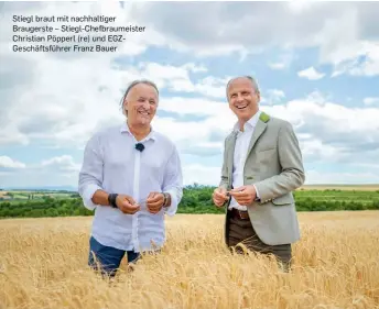  ?? ?? Stiegl braut mit nachhaltig­er Braugerste – Stiegl-Chefbraume­ister Christian Pöpperl (re) und EGZGeschäf­tsführer Franz Bauer