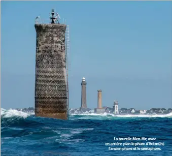  ??  ?? La tourelle Men-Hir, avec en arrière-plan le phare d’Eckmühl, l’ancien phare et le sémaphore.