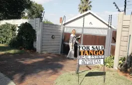  ?? PHOTO: LEON NICHOLAS ?? An agent looking into selling a house in Randburg. The rate of growth of the luxury area value band had slowed the most significan­tly of all five value bands since about 2014.