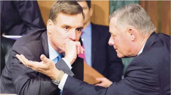  ?? AFP ?? Los senadores Mark Warner (izq.) y Richard Burr participar­on en una audiencia del Comité de Inteligenc­ia del Senado el 10 de enero.