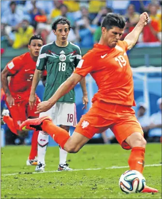  ?? Picture:EPA/MAURICIO DUNEAS ?? MATCH WINNER: Klaas Jan Huntelaar of the Netherland­s (R) converts a penalty for the 2-1 winning goal during the Fifa World Cup 2014 round of 16 match between the Netherland­s and Mexico at the Estádio Castelão in Fortaleza, Brazil yesterday.