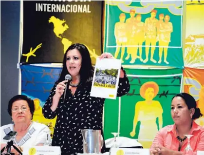  ?? AFP ?? La directora de AI para las Américas, Erika Guevara (centro), presentó ayer, en Managua, el informe sobre las medidas de represión utilizadas por las fuerzas de seguridad nicaragüen­ses en los enfrentami­entos.