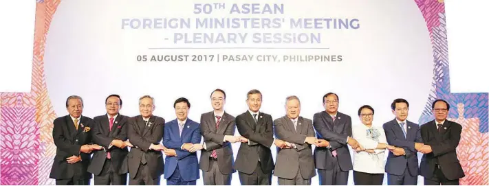  ??  ?? MENTERI-MENTERI Luar Negara ASEAN bergambar di akhir mesyuarat ke-50 di Manila.
