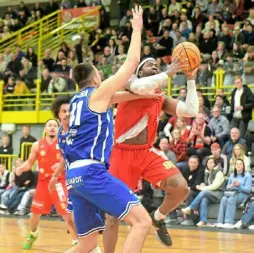  ?? ?? Jubril Adekoya schwang sich am Samstagabe­nd zum Topscorer auf. Ganz stark seine Phase nach dem 49:50. Er alleine markierte bis zum 63:56 zwölf Punkte, darunter drei Dreier.