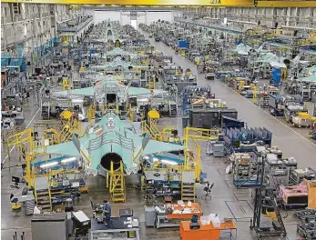  ?? Foto: Lockheed Martin ?? Tady se dělá superstíha­čka Přímo na výrobě F-35 mohou pracovat jen američtí občané, kteří projdou speciální bezpečnost­ní prověrkou. Firma Lockheed Martin za rok vyrobí 156 strojů.