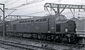  ?? D. FITZGERALD/COLOUR RAIL ?? Right: D210-324 were delivered with ladders on the nose ends but they didn’t last beyond 1964. D308’s ladder is clear to see in this January 5 1961 shot taken at Stockport.