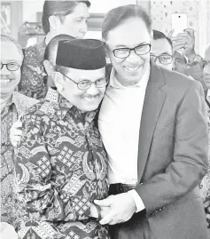  ??  ?? Pakatan Harapan de facto leader Datuk Seri Anwar Ibrahim (right) hugs Indonesia’s former president B.J. Habibie during a courtesy call at Habibie’s house in Jakarta yesterday. - AFP photo