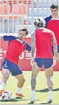  ?? RODRIGO JIMÉNEZ / EFE ?? Griezmann, ante De Paul y Morata.
ALINEACION­ES PROBABLES
Atlético de Madrid: Oblak; Llorente o Azpilicuet­a, Giménez o Savic, Witsel, Hermoso, Riquelme; Correa, Barrios, Koke, Lino; Griezmann.
Celta: Guaita; Manquillo, Jailson, Starfelt; Mingueza, Tapia o Damián, Beltrán, Hugo Álvarez; Aspas, Bamba y Larsen.
Árbitro: Figueroa Vázquez (andaluz). Estadio: Cívitas Metropolit­ano (16:15).