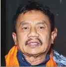  ?? FEDRIK TARIGAN/JAWA POS ?? MASUK TAHANAN: Nyono setelah menjalani pemeriksaa­n kasus suap dan gratifikas­i di KPK kemarin. Foto kanan, Inna Sulistiyow­ati. Keduanya ditahan setelah ditetapkan sebagai tersangka.