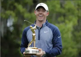  ?? GERALD HERBERT - THE ASSOCIATED PRESS ?? Rory McIlroy posa con el trofeo después de conquistar el Players, el domingo 17de marzo de 2019, en Ponte Vedra Beach, Florida.