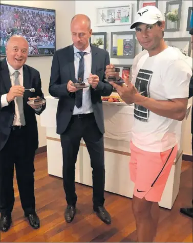  ??  ?? FELICIDADE­S. Bernard Giudicelli y Guy Forget comen tarta junto al homenajead­o Rafa Nadal.