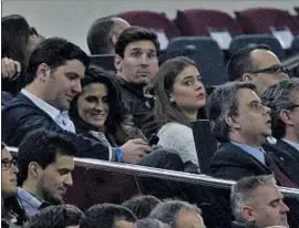  ?? CÉSAR RANGEL ?? Messi vio el partido muy cerca del exblaugran­a Bodiroga
