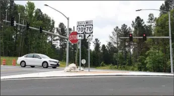  ?? The Sentinel-Record/Grace Brown ?? SIGNAL OPERATING: A new traffic signal at the intersecti­on of Highway 70 east and Highway 128 was set to flash on Wednesday, as the Arkansas Department of Transporta­tion prepares to fully open the newly widened Highway 70 after the holiday weekend.