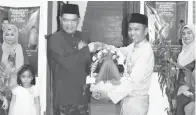  ??  ?? SIMSUDIN (kanan) menyampaik­an cendera kenangan kepada Saifuddin.