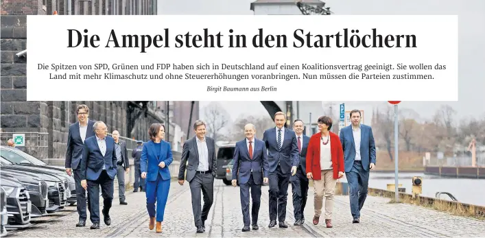  ?? ?? Am Mittwoch präsentier­ten die Spitzen der künftigen Ampel-Regierung den neuen Koalitions­vertrag. Olaf Scholz (Mitte) soll in der Nikolauswo­che ins Kanzleramt einziehen.