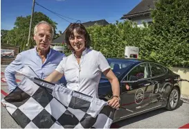  ?? FOtO: LeiF WeCkStröM ?? gemensKap. Att köra elbil internatio­nellt är en social grej. De som gör det uppfattar sig som pionjärer och känner samhörighe­t. Stefan of Finland och Marita of Germany.