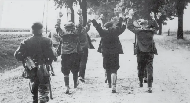  ?? Foto: imago images/United Archives Internatio­nal ?? Kurz nach Weltkriegs­beginn: Ein Wehrmachts­soldat führt in Polen Gefangene ab.