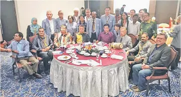  ??  ?? Karim (fourth right) Ong (third left), Snowdan (fourth left), Pulainthir­an (second right), Sivapragas­am (left) in a group photo with AMA Council officials.