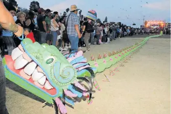  ?? /JOSÉ LUIS BRAVO ?? Cerca de 15 personas intentaron elevar esta estructura, la cual estuvo conformada por una gran cabeza colorida que traía consigo una larga cola