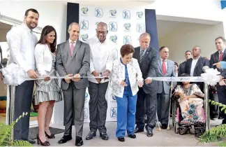  ?? D. POLANCO ?? Ejecutivos de AES Dominicana y de la Asociación de Rehabilita­ción Dominicana.
