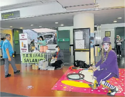  ?? SILVANA BOEMO ?? Protesta. Los empleados se manifestar­on ayer en la estación Congreso de Tucumán.