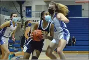  ?? MATTHEW B. MOWERY — FOR MEDIANEWS GROUP ?? Walled Lake Central’s Kylei Anderson (10) drives to the basket past Lakeland’s Summer Ambler (00) in the second half of Central’s 29-25 Lakes Valley Conference win on Friday.