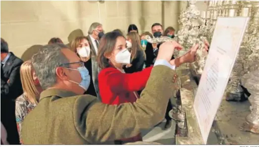  ?? MANUEL ARANDA ?? La ministra Reyes Maroto simula una ‘levantá’ con el llamador ayer en su visita a la exposición de los Claustros.