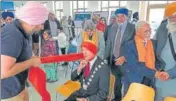  ?? HT PHOTO ?? Carl Meader, mayor of Kempston in Bedford near London, getting a turban tied on himself, earlier this week.