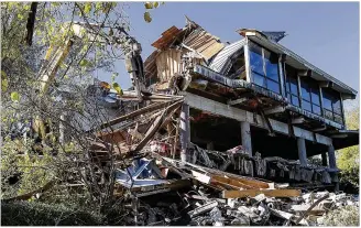  ?? RODOLFO GONZALEZ / AMERICAN-STATESMAN 2014 ?? A long-vacant building that housed Mackendric­k’s Treehouse restaurant and club, which opened in the late 1970s, was demolished in November 2014. A two-building, upscale apartment complex will be built on the site atop a bluff at Barton Springs and...